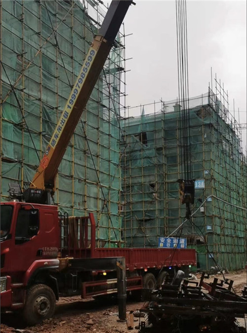 东川区“慢工细活”—— 吊车的 “微动控制” 技术