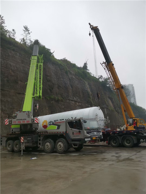 东川区“不怕风雨冻”—— 吊车的 “恶劣环境适应” 技术